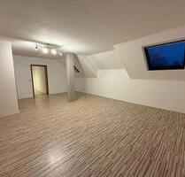 Schöne zwei Zimmer Dachgeschosswohnung mitten in Lage