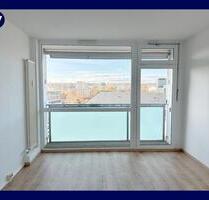 Wohnen genießen im Zentrum! 2 Zimmer – 2 Balkone mit Fernblick, Einbauküche, Wannenbad + Aufzug - Dresden Plauen