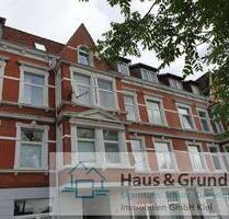 Die 3-Zimmer Wohnung liegt im 2. Obergeschoss eines denkmalgeschützten Mehrfamilienhauses in Neumünster.
