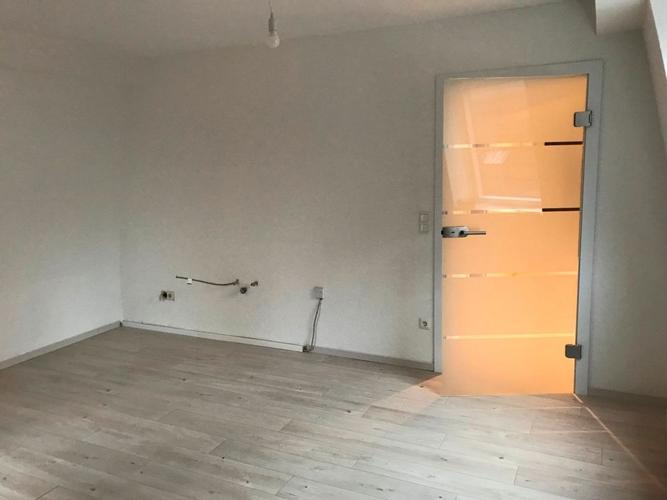 1 12 Zimmer Wohnung - 450,00 EUR Kaltmiete, ca.  40,00 m² in Altdorf bei Nürnberg (PLZ: 90518)