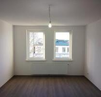 Anfragen NUR per E-Mail. Wohnzimmer, Schlafzimmer, Esszimmer, modernes Badezimmer, kleine Küche und Balkon. 65 qm Top sanierte 2-Zimmer Wohnung im 2-OG. - Bremerhaven