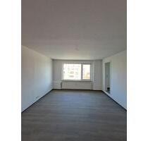 Anfragen NUR per E-Mail. Renovierte 4-Zimmer 98 qm Wohnung im 2-OG mit großer Garderobenraum und Abstellraum. - Bremerhaven