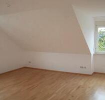 Top gepflegte 3-Zimmer DG-Wohnung mit EBK und Balkon in Höchberg