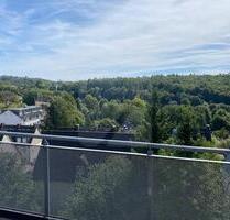 Zentral wohnen, Balkon genießen: 2 Zimmer mit grünem Weitblick in Lüdenscheid