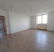 lichtdurchflutete 2-Zimmer Wohnung in der Erzbergerstraße, inkl. PKW-Stellplatz - Crimmitschau