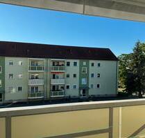 2-Raumwohnung mit Balkon im 1. OG inkl. Küchenzeile zusätzlichem Zimmer mit Flur und Gäste-WC im DG und Blick ins Grüne - Strehla