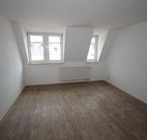 RENOVIERT! **Gemütliche 2-Zimmer-Dachgeschosswohnung mit großem Badezimmer zu vermieten** - Plauen Bahnhofsvorstadt