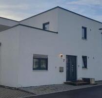 Wunderschöne, helle & moderne 3 Zimmer Wohnung mit Balkonterrasse - Täferrot