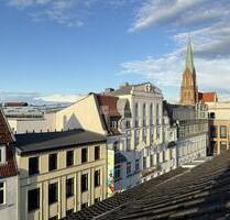Schönes Wohnen in der City - geräumige 2,5 Zimmer + Galerie mit Ausblick über die Dächer der Stadt - Schwerin