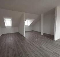 Helle, freundliche 2 Zimmer Dachgeschosswohnung mit Balkon - Freiberg