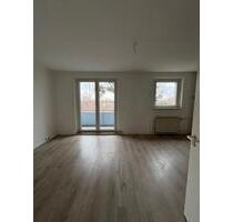 helle 4-RW - Wohnzimmer mit offener Küche - Balkon - Bad mit Wanne - Aufzug - PKW-Stellplatz - Magdeburg Brückfeld