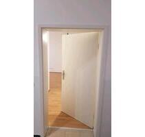 Helle 4-Zimmer Wohnung, neu saniert, Stadtmitte mit Balkon 12 m2 - Hof Altstadt