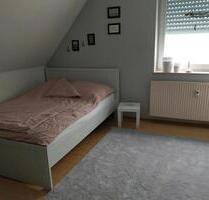 Zimmer zu vermieten . - 180,00 EUR Kaltmiete, ca.  90,00 m² in Schloß Holte-Stukenbrock (PLZ: 33758)