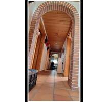 Helle 3-Zimmer -Dachgeschosswohnung mit Garage in 3 Parteien Haus - Weisendorf