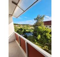 Frisch sanierte und modernisierte helle 57,94 qm 3-Zimmer Wohnung mit Balkon, mitten im Grünen mit Garten Mitbenutzung, Parkplatz direkt vor der Haustür, nur 1 min. zum Supermarkt! - Osterfeld