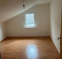 1 Zimmer Dachgeschosswohnung - 400,00 EUR Kaltmiete, ca.  20,00 m² Wohnfläche in Hünfelden (PLZ: 65597)
