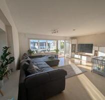 Exklusive 1.OG-Wohnung (3,5-Zimmer + 1-Zimmer) mit Balkon, Winter - Teningen