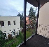 gemütliche 2-Zimmer Wohnung mit Balkon in gepflegtem Mehrfamilienhaus, ab sofort beziehbar!! - Meerane