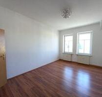 gemütliche 2-Zimmer Wohnung im 2. OG in Neukirchen, Bad mit Fenster, Dusche u. Wanne, Mietergarten - Neukirchen/Pleiße