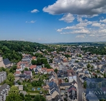 große 2-Raum Dachgeschosswohnung mit XL-Wohnzimmer, großer Küche und Ankleidezimmer am Schlafzimmer - Hohenstein-Ernstthal