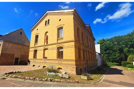 Historischer Charme trifft modernen Komfort - 2 Zimmer mit Lift, Stellplatz & Naturidylle - Petersberg Mösthinsdorf