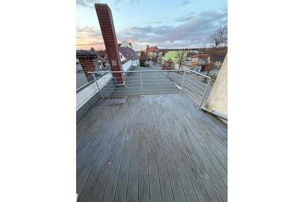 Eckwanne und Dachterrasse! Gemütliche 3-Zimmer mit Laminat, SP und 2 Bädern in guter Lage! - Meerane