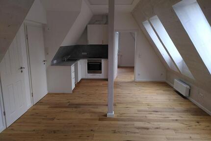 neue & helle 2-Zimmer Dachgeschosswohnung ab 01.05. zu vermieten - Hamburg Langenhorn