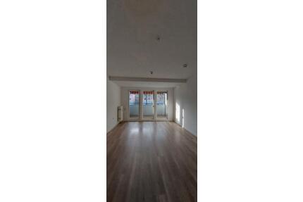 Ruhig gelegene große 2 Zimmer Wohnung im Dachgeschoß mit Dusche und Aufzug! - Dresden Leuben