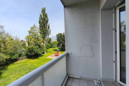 DREI ZIMMER mit BALKON - 354,00&nbsp;EUR Kaltmiete, ca.&nbsp; 59,00&nbsp;m&sup2;&nbsp;Wohnfl&auml;che in Borna (PLZ: 04552)