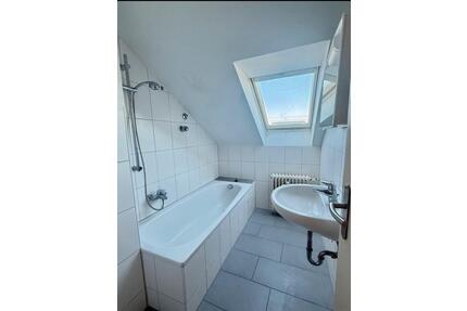 Ab SOFORT ! Helle 3,5 Zimmer Dachgeschoss wohnung zu vermieten - Kuchen