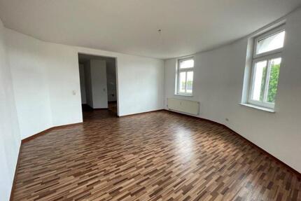 +++ 1 Monat mietfrei! Offene 3-Zimmer-Wohnung im Dachgeschoss mit großem Wohnzimmer +++ - Glauchau