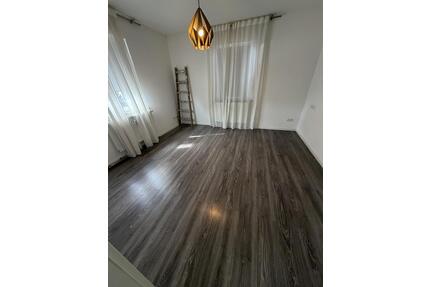 Helle freundliche 2 Zimmer Wohnung mit Einbauküche und Garten - Esslingen am Neckar Hegensberg