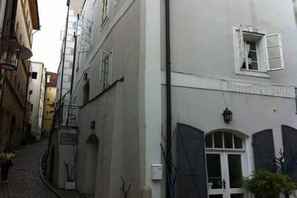 Wohnen im Herzen der Altstadt. Sehr schöne 3 Zimmer mit Stuck. Auch WG geeignet. Wegen Besichtigung anrufen!!! - Passau