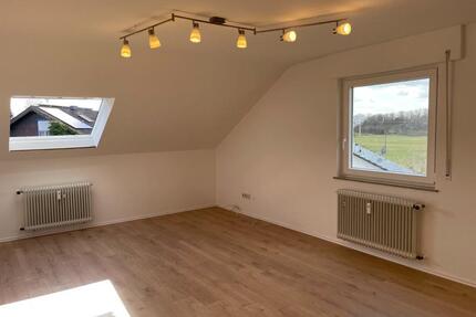 Helle 3 Zimmer DG-Wohnung in Sternenfels mit Küche