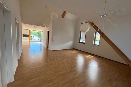 Sonnige 3,5-Zimmer DG Wohnung mit Balkon - Hochdorf