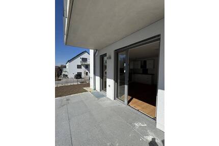 Sonnige 4-Zimmer Wohnung Garten, EBK und hohen Decken Neubau in Langenbach