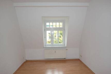 Gemütliche 2-Zimmer-Mansardenwohnung mit Laminatboden, separater Küche & Badewanne - Dresden Löbtau-Nord