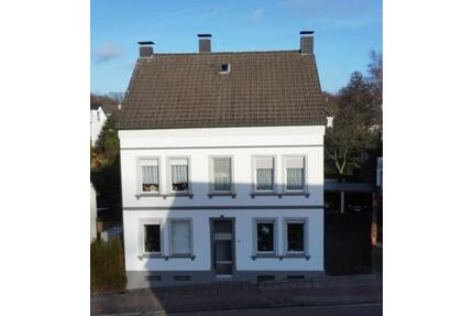 freundliche, helle 3-Zimmer Altbau Wohnung 1. OG in Haan