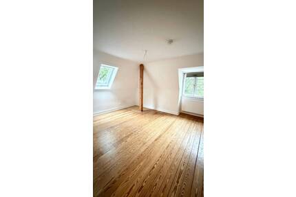Charmante 2-Zimmer-Dachgeschosswohnung mit Einbauküche - Hamburg Sasel