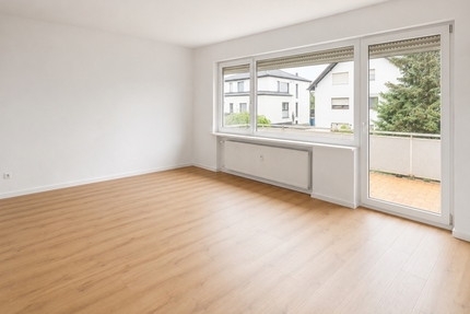 Maintal-Bischofsheim: Renovierte 2-Zimmer Wohnung mit großem Balkon und Garage