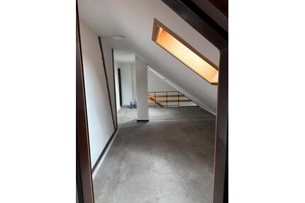 Schöne Zweizimmer Dachgeschosswohnung - Wiesbaden Biebrich
