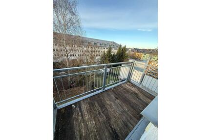 Günstige und DG 3-Zimmer mit Dusche, AR, Garten, Balkon und Laminat in guter Lage! EBK mgl.! - Chemnitz Bernsdorf