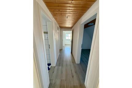 Renovierte DG-Wohnung: 3-Zimmer + Garten + Kaminoption - Hof Christiansreuth