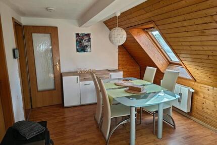 Vollmöbellierte Dachgeschosswohnung 2 Zimmer Küche Bad - Gleichen