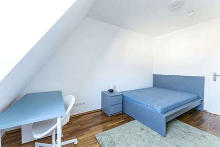 WG-Zimmer in Berlin 700,00 € 12.39 m²