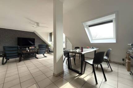 Charmante, Lichtdurchflutete Dachgeschosswohnung mit Balkon in ruhiger Lage - Oberhausen Schmachtendorf