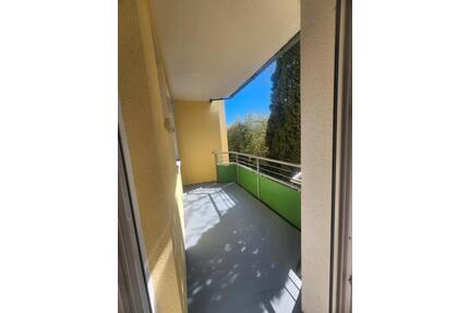 schöne 2-Zi.Whg.m.EBK und überdachtem Balkon. WG-geeignet. Ruhig - Regensburg Ganghofersiedlung
