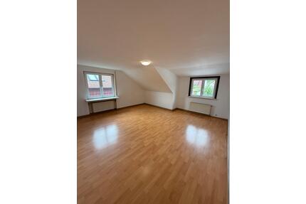 Große 4 Zimmer Wohnung mit EBK, Garage und Keller. Zentrale Lage. - Ilshofen