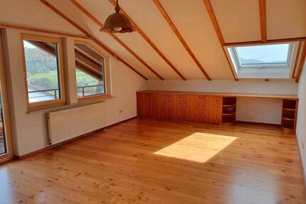 3 Zimmer DG-Wohnung mit EBK & Balkon - Wildberg