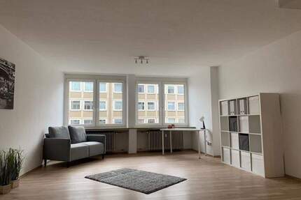 +++ WG SUCHT MITBEWOHNERIN+++ - 300,00&nbsp;EUR Pauschalmiete, ca.&nbsp; 34,00&nbsp;m&sup2;&nbsp;Wohnfl&auml;che in Nürnberg (PLZ: 90478) Glockenhof